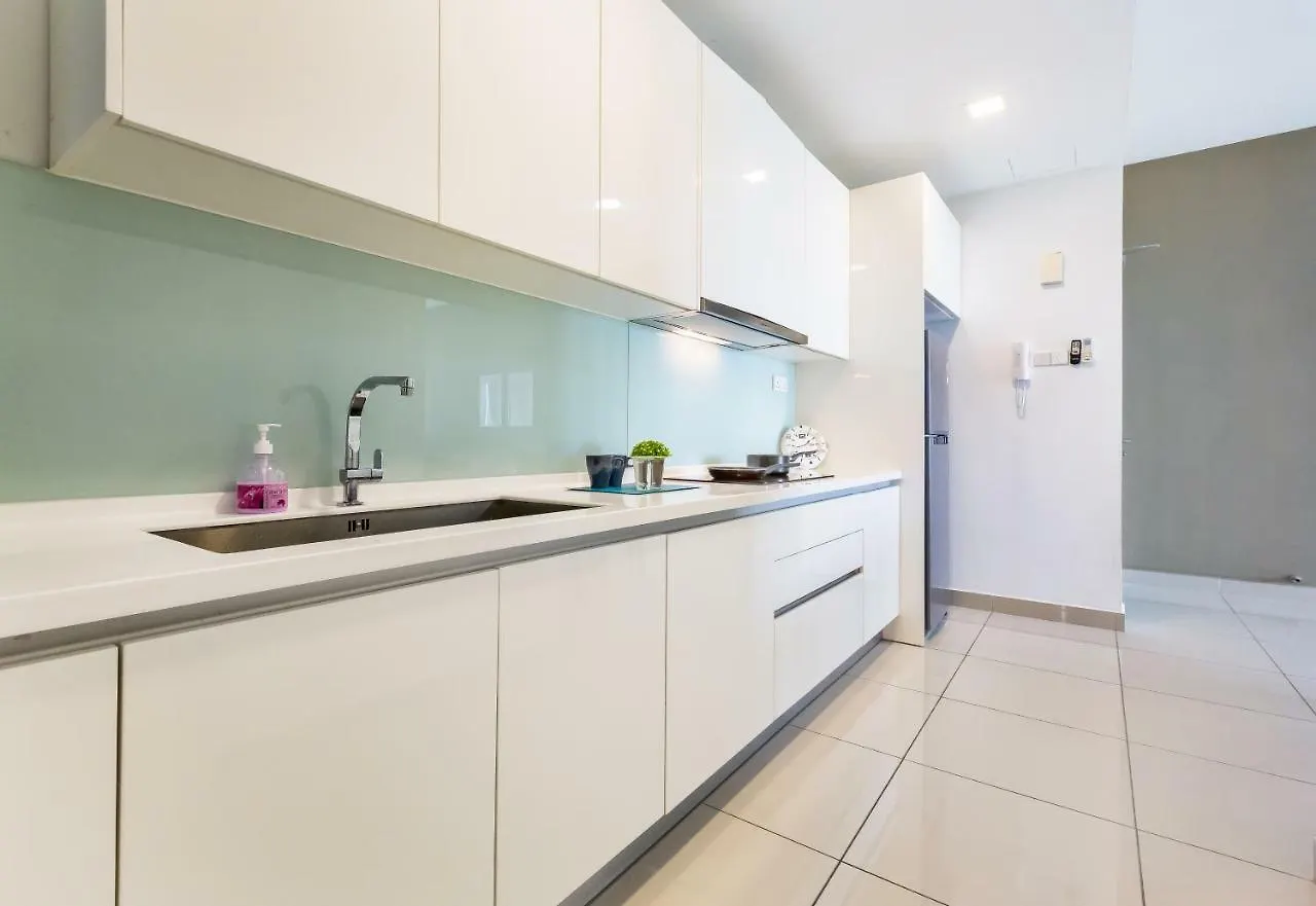Hostahome Suites At Tropez Residence Danga Bay Johor Bahru 0*,